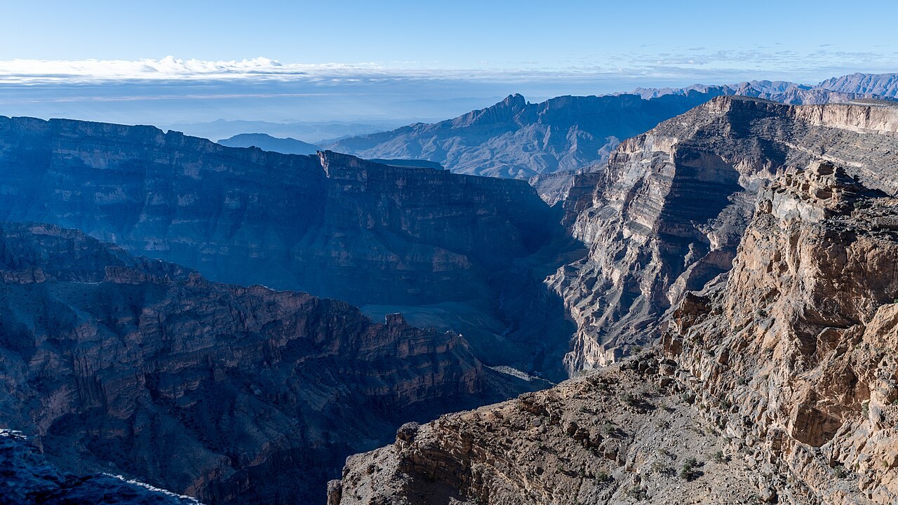 Tiefe Schlucht und zerklüftete Felswände am Jebel Shams