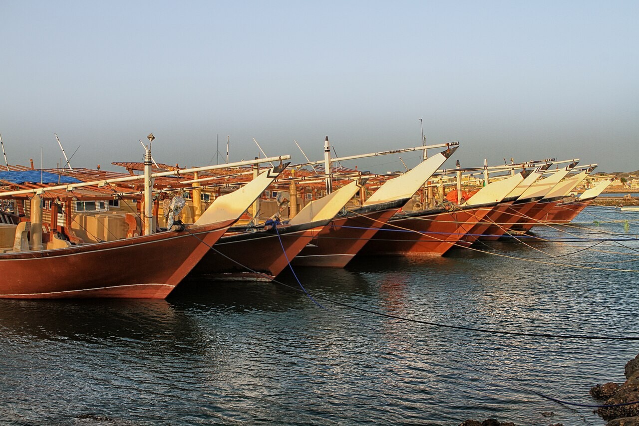 Bunte Fischerboote liegen nebeneinander im Hafen der Insel Masirah