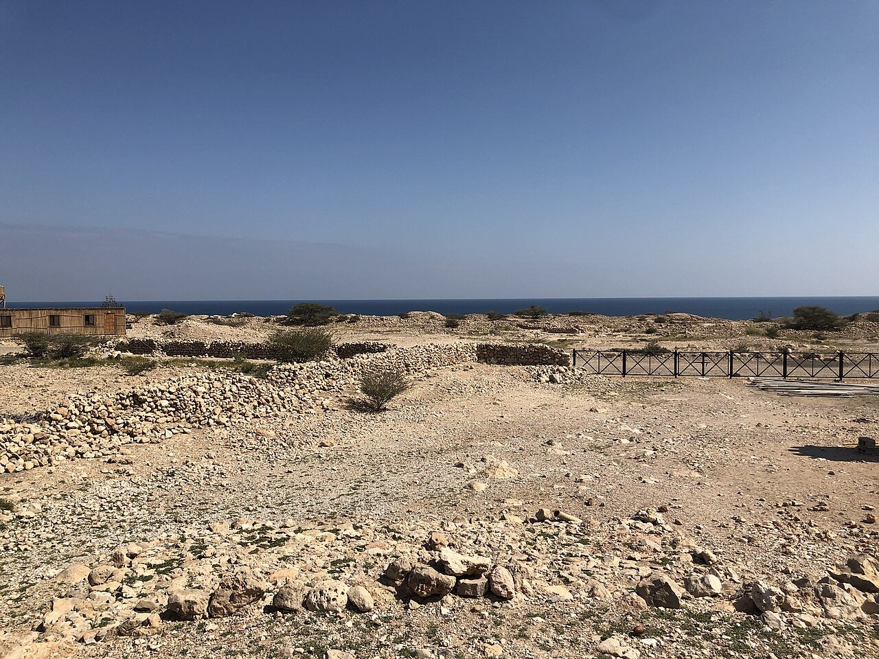 Ruinenfeld bei Bibi Maryam in Qalhat mit Blick auf das Meer