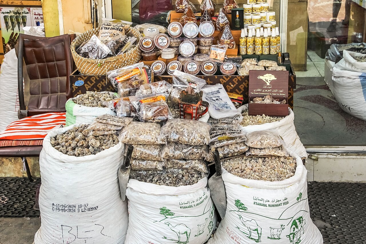 Weihrauchharz in offenen Säcken und Packungen auf dem Haffa-Souk in Salalah